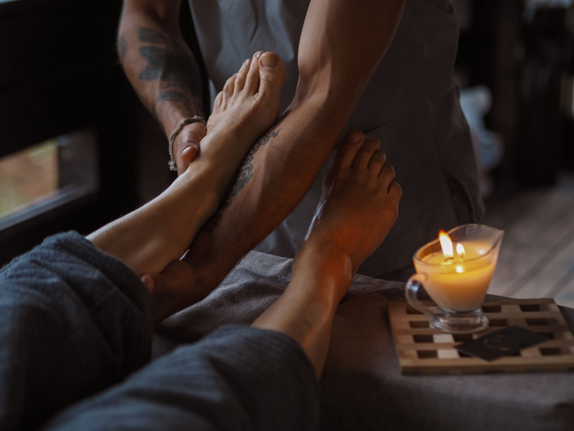 Fussmassage bei Kerzenlicht