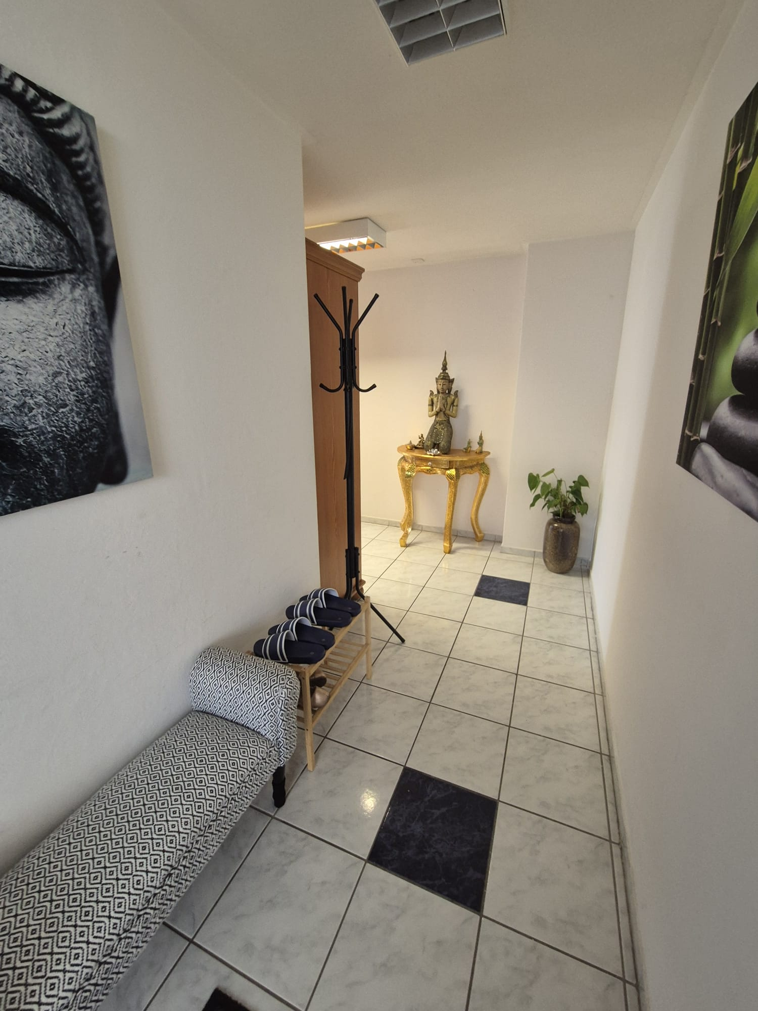 Eingangsbereich mit goldener Buddha-Statue