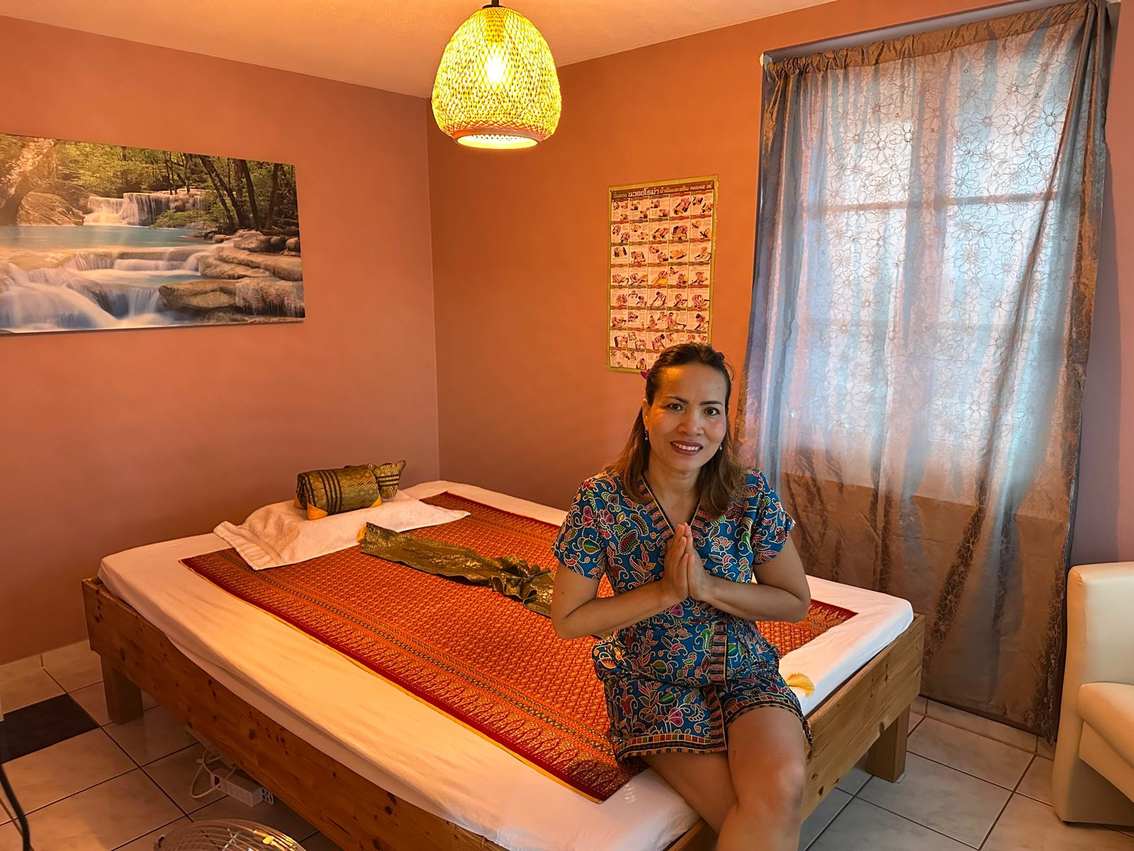 Inhaberin von Sabai Dee Thaimassage begrüsst Gäste im Behandlungsraum