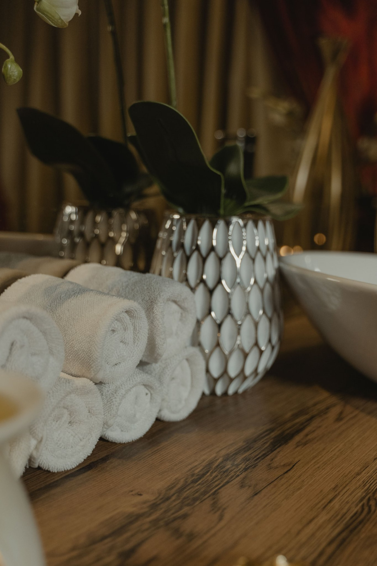 Handtücher, Kerzen und Orchidee im Studio